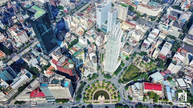 
Nằm ngay gần bờ sông Sài Gòn, tòa nhà liên tưởng đến những cao ốc chọc trời ở trung tâm tài chính Mỹ qua thiết kế hình khối nhỏ dần khi lên trên cao, một kiến trúc hoàn toàn khác biệt so với những tòa nhà xung quanh, cách điệu như chiếc vương miệng vươn lên.

 
