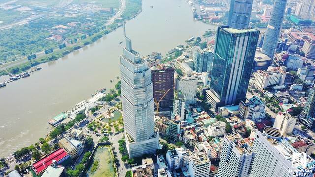 
Tòa tháp Vietcombank Tower với quy mô 35 tầng được thiết kế bởi nhà tư vấn thiết kế nổi tiếng từ Mỹ Pelli Clarke Pelli Architect - đơn vị đã thiết kế nhiều cao ốc văn phòng, trung tâm tài chính nổi tiếng thế giới như Trung tâm tài chính thế giới tại Hong Kong, tháp đôi Petronas tại Malaysia, trụ sở Ngân hàng Bank of America tại North Carolina.

 
