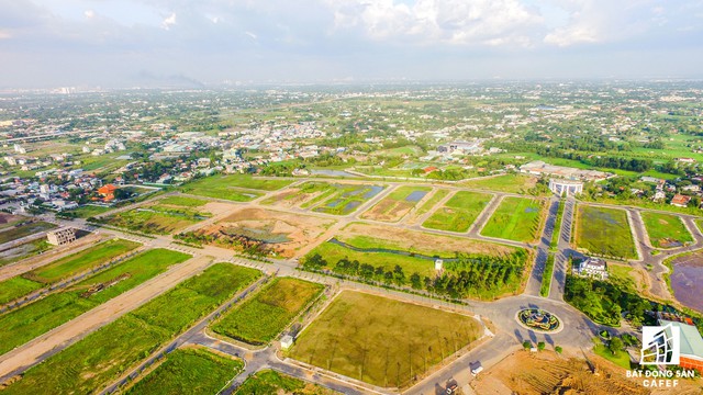  Hạ tầng giao thông nội khu đã được xây dựng đồng bộ, nhưng thiếu tiện ích mua sắm cho người dân nên nhiều khách hàng đang rao bán cắt lỗ nền đất. 