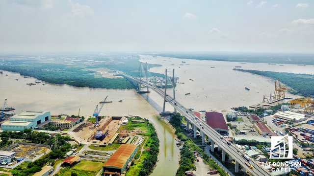 
Khu cảng Rau quả Sài Gòn nằm dọc bờ sông Sài Gòn. Dù nơi đây đã có cầu Phú Mỹ nhưng lưu lượng xe ra vào cảng quá lớn vẫn làm tắc nghẽn giao thông thường xuyên

 
