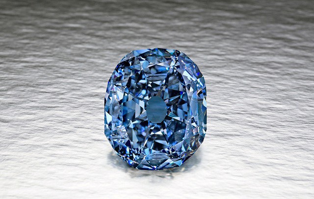 
1. Viên kim cương Wittelsbach-Graff (80 triệu USD, tương đương 1.816 tỷ đồng): Viên kim cương mang màu xanh biển hiếm có nặng đến 35.56 carat. Hiện thuộc sở hữu của hoàng gia Qatar.
