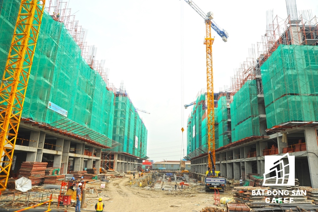 
So với một số dự án lân cận như Saigon Gateway của Quốc Cường Gia Lai, Jamina của Khang Điền thì hiện nay dự án Him Lam Phú An đang có tốc độ thi công khá nhanh, đảm bảo tiến độ đề ra 3 tầng/tháng, dự án tháng 6/2017 sẽ cất nóc.
