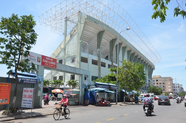 
Một phần của sân vận động được trưng dung làm bãi đỗ xe.
