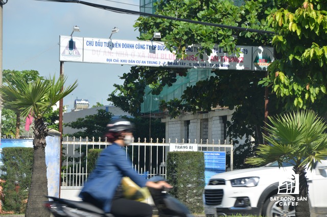 
Văn phòng ban quản lý dự án cửa đóng then cài trong suốt giờ làm việc
