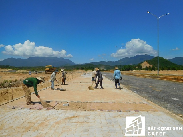 
Nhằm đón đầu cơ hội giới thiệu, quảng bá, thu hút đầu tư nước ngoài vào DITP từ sự kiện Tuần lễ cấp cao APEC sẽ được tổ chức tại TP Đà Nẵng vào tháng 11/2017, chủ đầu tư DITP đã huy động, tập trung nhân lực, vật lực, phương tiện máy móc, thiết bị, tổ chức thi công 24/24 giờ mỗi ngày kể cả ngày nghỉ nhằm đấy nhanh tiến độ thi công dự án.
