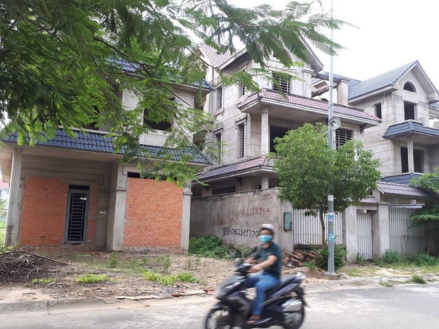 
Nhiều biệt thự, nhà phố tại một dự án ở quận 9, TPHCM xây dang dở rồi bỏ hoang từ nhiều năm nay-Ảnh: Thùy Linh
