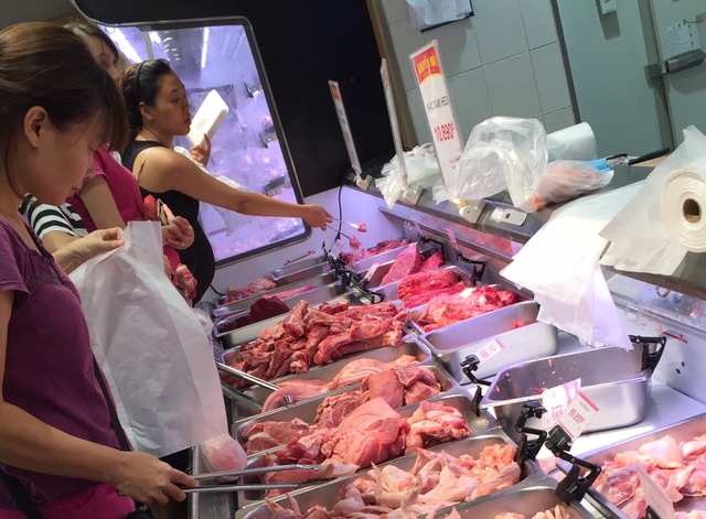Người tiêu dùng đang phải mua thịt lợn thành phẩm với giá cao. Ảnh: H.V