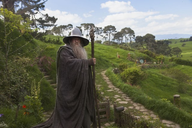 Cảnh quay ngôi nhà trong phim The Hobbit được chiếu ở rạp. Ngôi nhà Hobbit tại New Zealand gần như vẫn thế, nhưng cảnh vật xung quanh đã có sự thay đổi nhờ kỹ xảo.