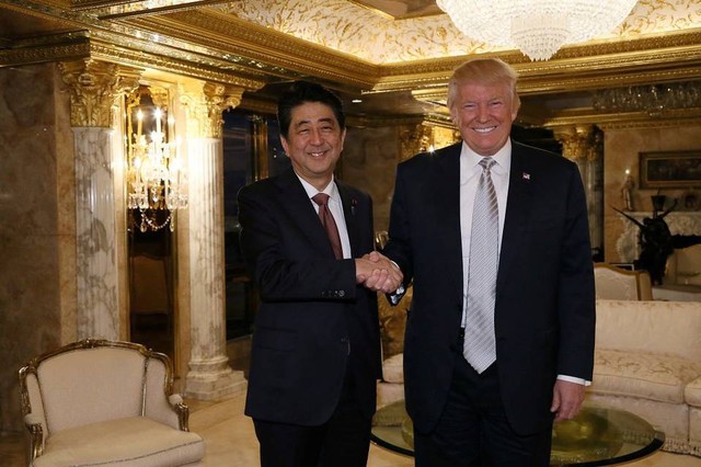 
Ông Abe là lãnh đạo nước ngoài đầu tiên tới gặp ông Trump sau khi đắc cử. Ảnh: Reuters
