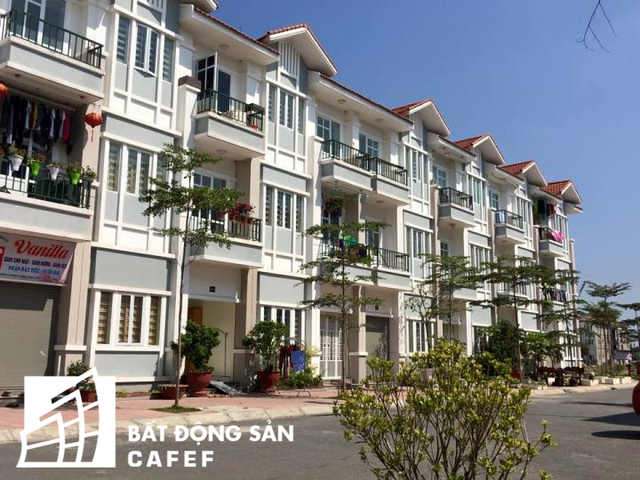 
Đại diện chủ đầu tư cho biết hiện dự án đã hoàn thành 8 block nhà 3 tầng, hàng trăm hộ dân đầu tiên đã chuyển tới sinh sống ổn định từ đầu năm 2016.
