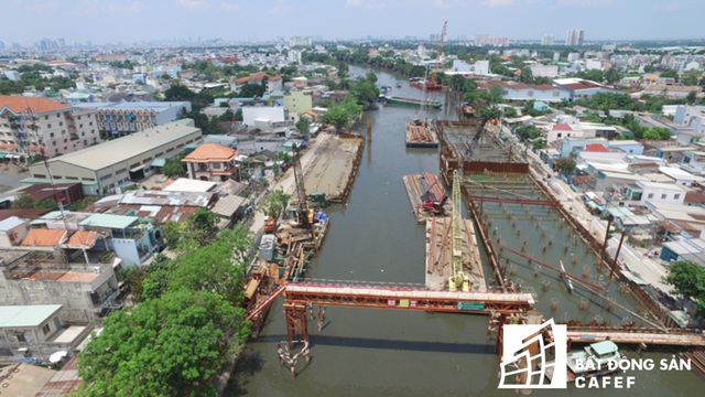 
Theo chủ đầu tư, tại hai công trình thi công cống này, các nhà thầu đang thi công cọc khoan ngồi đại trà trụ T1 và dầm van T1-2, lắp khung vây cho trạm bơm và âu thuyền. Tiếp tục thi công đóng cọc và gia cố bờ kè trong khu vực cống. Lắp hệ khung giằng và đổ bê tông bịt đáy cho khung vây t3-Thi công bệ trụ và trụ pin T2.
