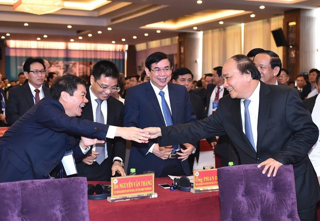 
Thủ Tướng Nguyễn Xuân Phúc bắt tay ông Trần Bá Dương - chủ tịch tập đoàn Thaco, tại hội nghị xúc tiến đầu tư Quảng Nam ngày 26/3/2017
