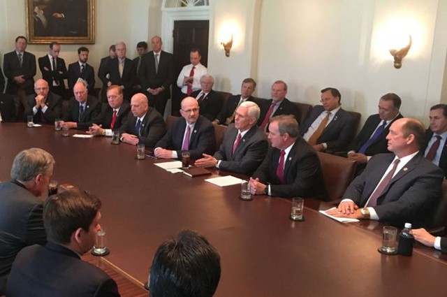 
Phó Tổng thống Mike Pence họp cùng các thành viên Freedom Caucus. Ảnh: White House
