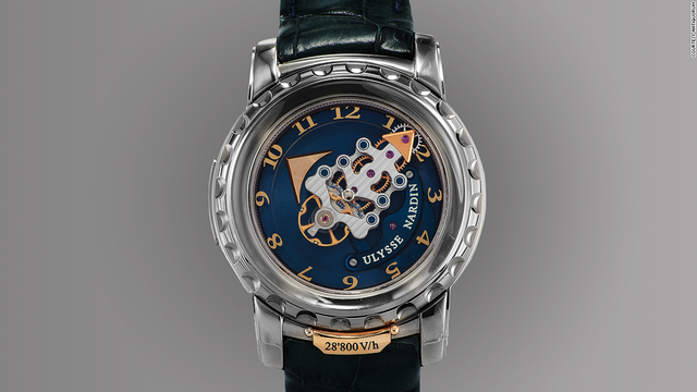 
Khi ra đời, chiếc đồng hồ Ulysse Nardin Freak khiến nhiều người trên thế giới ngỡ ngàng bởi nó đã mở ra một kỷ nguyên mới cho ngành đồng hồ với những thiết kế cao cấp hơn nhưng cũng nhiều rủi ro hơn. Dù hiện nay, nhiều sản phẩm bắt chước theo Freak nhưng đây vẫn được coi là một tượng đài lớn trong ngành chế tác đồng hồ.
