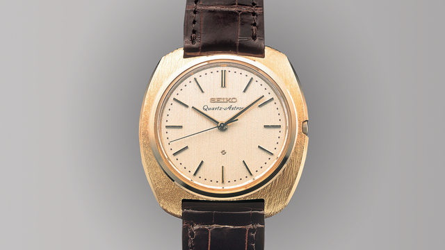 
Ra đời vào mùa Giáng sinh năm 1969 ở Nhật Bản, Astron của công ty Seiko là chiếc đồng hồ đeo tay chạy pin lõi thạch anh đầu tiên trên thế giới. Trước đó, những nhà sản xuất đồng hồ cơ khí tại Thụy Sĩ cũng từng tạo ra nguyên mẫu đồng hồ đeo tay thạch anh. Tuy nhiên, Seiko đã chứng minh rằng hoàn toàn có thể biến nguyên mẫu trở thành sản phẩm thực tế bằng sự ra đời của Astron. Nó đã khiến các thương hiệu đồng hồ khác nhận ra rằng thế giới của họ đang thay đổi nhanh chóng như thế nào.
