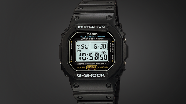 
Casio G-Shock không phải loại đồng hồ cơ khí được nhiều người ưu ái. Nhưng thực chất Casio nó chính là kẻ thay đổi cuộc chơi, một sản phẩm mang tính đột phá. Tác giả ý tưởng của dòng đồng hồ này là Kikuo Ibe, một kỹ sư của Casio. Mục tiêu của ông là phát minh ra chiếc đồng hồ có thể chịu được lực rơi ở độ cao 10m, chống nước 100 mét và có tuổi thọ pin 10 năm. Ibe và nhóm dự án của mình đã mất 3 năm, dựng khoảng hơn 200 nguyên mẫu trước khi cho ra đời sản phẩm thành công vào năm 1983. Ngay nay, G-Shock Casio trở thành mẫu đồng hồ của những người ưa phiêu lưu, khám phá và thể thao mạo hiểm.
