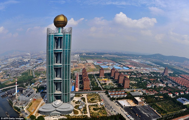 Nhân dịp kỉ niệm 50 năm thành lập, làng Hoa Tây đầu tư 3 tỷ Nhân dân tệ xây dựng khách sạn Long Tây cao 72 tầng, là tòa nhà cao thứ 15 Trung Quốc.