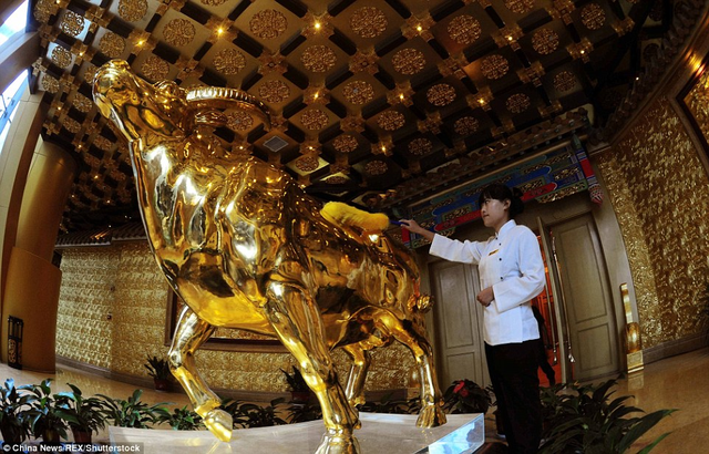 Bức tượng con bò đúc từ 1 tấn vàng nguyên chất được đặt ở tầng 60 của tòa nhà.