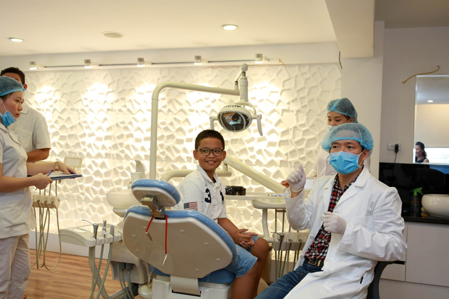 
Tiến sĩ, bác sĩ Nguyễn Phú Hòa (bên trái) trong một ca làm việc.
