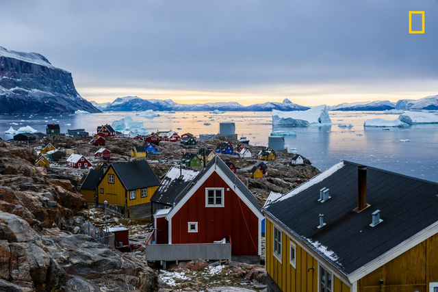 
Những ngôi nhà đầy màu sắc bên vịnh Disko, đảo Greenland. Tác giả: Rayann Elzein.
