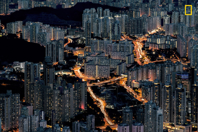 
Hong Kong về đêm rực rỡ ánh đèn và dòng chảy của cuộc sống hiện đại. Tác giả Ho Lam Cheng.

