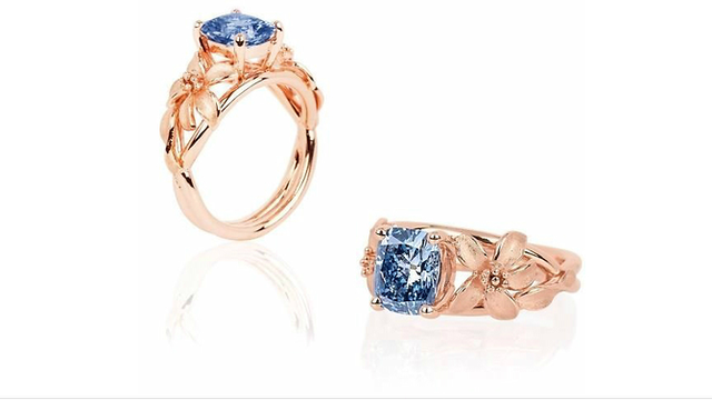 Chiếc nhẫn kim cương xanh quý hiếm được dùng làm quà tặng trong bữa tối tại khách sạn sang trong Marina Bay Sands.