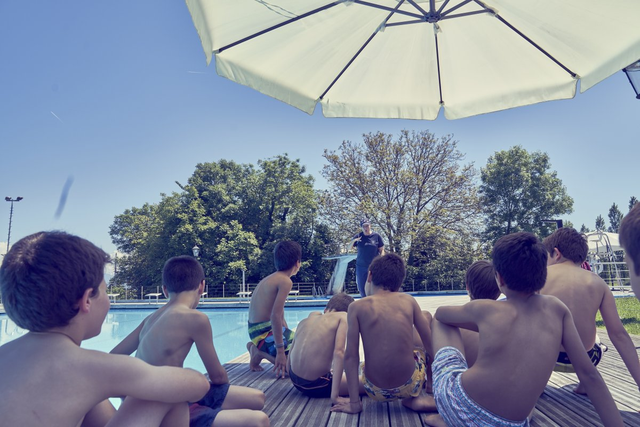 
Trong thời gian trại hè, học sinh có thể tham gia hoạt động bơi lội ở bể bơi trong nhà hoặc ngoài trời.
