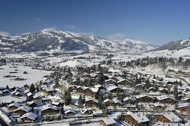 
Học sinh của Le Rosey sẽ nghỉ đông từ tháng 10 đến tháng 12. Sau kỳ nghỉ Giáng sinh, họ bắt đầu đến một khu trường khác thuộc thị trấn Gstaad để tham dự khóa học mùa đông. Đây là một truyền thống của trường đã có từ thế kỷ 16.
