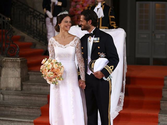 Hoàng tử Carl Philip của Thụy Sĩ kết hôn với công chúa Sofia năm 2011. Cô dâu hoàng tộc này chọn một chiếc váy ren đơn giản mà tinh tế của nhà thiết kế Ida Sjöstedt nổi tiếng của đất nước này.