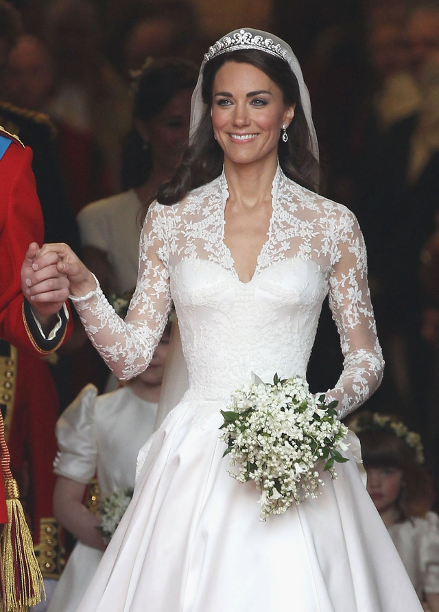 Lễ cưới của Hoàng tử William, Công tước xứ Cambridge và Công nương Catherine Middleton diễn ra vào ngày 29/4/2011 tại Tu viện Westminster, London, Anh với sự tham gia của 1.900 khách mời. Cô dâu rạng rỡ xinh đẹp trong bộ váy cưới thêu ren khá đơn giản những rất trang trọng, tinh tế.