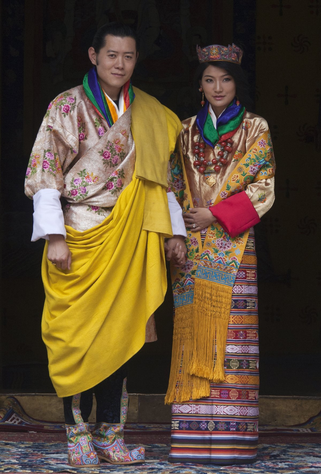 Năm 2011, người đứng đầu đất nước hạnh phúc nhất thế giới Bhutan Jigme Khesar Namgyel Wangchuck kết hôn với nàng Jetsun Pema xinh đẹp. Cô dâu lựa chọn trang phục áo cưới truyền thống kiras của Bhutan. Chiếc váy cưới được dệt từ lụa thiên nhiên và mất hàng tháng trời để hoàn thành các chi tiết.