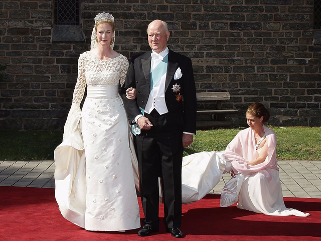 Trong lễ cưới, con gái út của hoàng tử Đan mạch lựa chọn thiết kế của Henrik Hviid. Chiếc váy được thiết kế với phần thân áo là vải ren thêu, váy được trang trí với các hạt kim sa trang trọng.