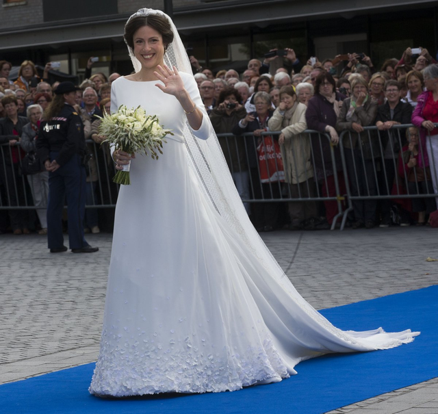Năm 2013, khi kết hôn với hoàng tử Jamie của Hà Lan, cựu nhà văn, luật sư Viktoria Cservenyak đã lựa chọn thiết kế của Claes Iversen đến từ Đan Mạch. Bộ váy cưới trắng tinh khôi được nhấn bởi các chi tiết nổi ở chân váy làm nổi bật vẻ đẹp dịu dàng, nữ tính của cô dâu.