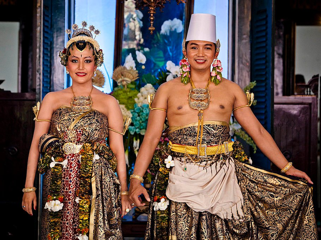 Hoàng tử Notonegoro của Indonesia kết hôn với người bạn gái Hayu sau 10 năm hẹn hò. Trang phục cưới được thiết kế theo truyền thống của Indonesia với các chi tiết mang đậm bản sắc dân tộc.