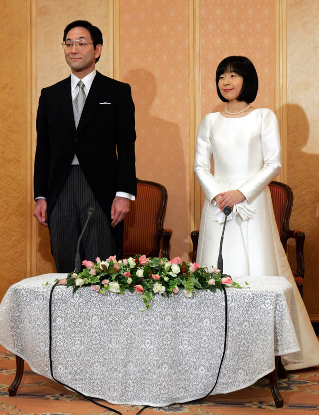 Năm 2005, công chúa Nhật Bản Sayako Kuroda từ bỏ danh vị để kết hôn với bạn trai Yoshiyuki Kuroda. Trang phục trong lễ cưới của cô là một chiếc váy trắng trơn đơn giản và đôi găng tay trắng.