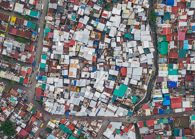 
Theo BBC, khoảng 1 tỷ người trên thế giới sống trong các khu ổ chuột. 2% trong số đó sinh sống ở các khu ổ chuột tại Manila, Philippines.
