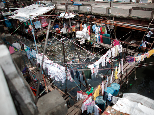 
Thủ đô Manila nằm ở bờ biển phía tây bắc Philippines. Đây là một thành phố đang phát triển bùng nổ, kèm theo đó là các khu vực dân cư đông đúc, những căn nhà lụp xụp trong các khu ổ chuột ở rìa thành phố.
