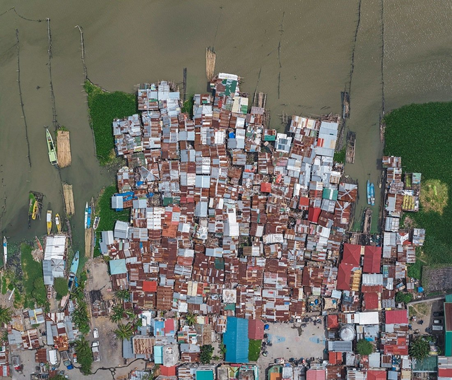 
Ở khu vực nghèo nhất, nhiều gia đình chen chúc sống trong những ngôi nhà sàn được dựng ven sông. Họ dựng những ngôi nhà có nền cao để phòng tránh lũ lụt.
