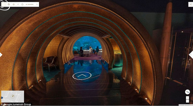 
Du khách có thể vừa thưởng thức bữa tối tại nhà hàng Al Mahara trong tòa nhà, vừa ngắm nhìn thủy cung.
