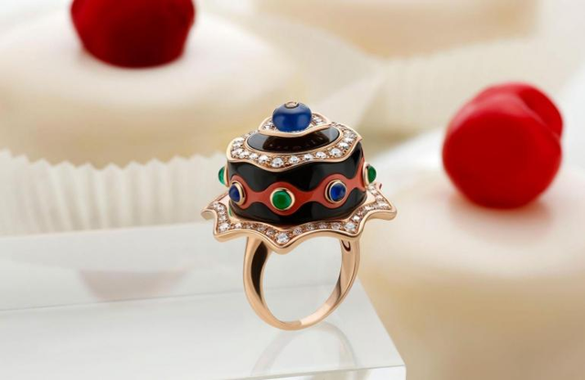Chiếc nhẫn được thiết kế theo hình dáng một món tráng miệng của Ý.
