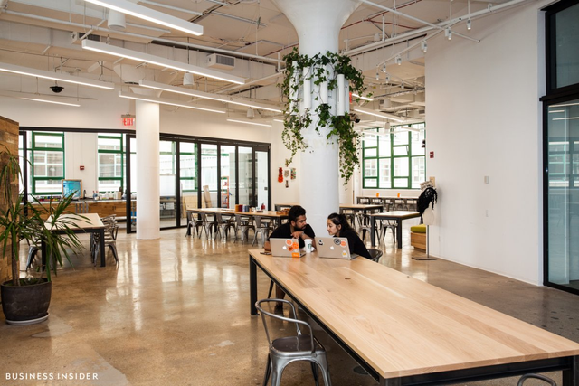 Năm 2016, Etsy chuyển tới trụ sở mới là một tòa nhà 9 tầng ở Dumbo, Brooklyn, New York. Tầng thứ 6 là không gian làm việc chung, mọi người có thể tự do lựa chọn một chỗ cho mình.
