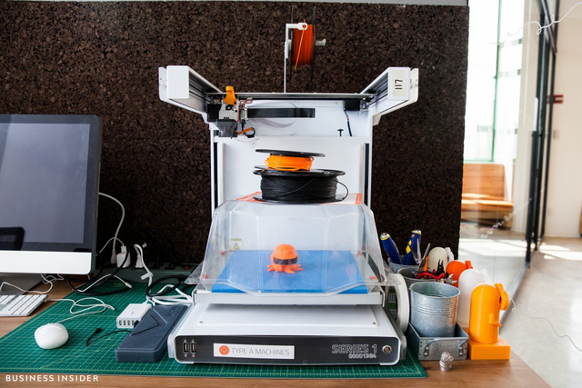 Trong phòng kỹ thuật số, các nhân viên có thể làm quen với máy in 3D.