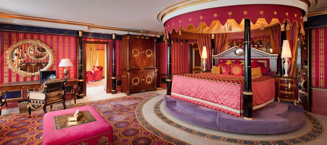 Phòng nghỉ xa hoa trong khách sạn Burj Al Arab.