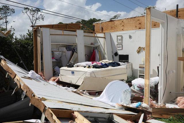 
Những ngôi nhà bị phá hủy, đường dây điện bị gió giật đứt, những chiếc ô tô bị nhấn chìm trong mua. Một công viên có những ngôi nhà di động ở Naples, Florida đã gần như bị san bằng.
