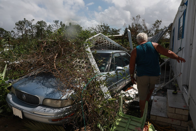 
Ô tô, thuyền cũng bị tàn phá nghiêm trọng. Jorrge Gonzalez, hàng xóm của Maida Esteves và chiếc xe hơi bị tàn phá nặng nề bởi cơn bão.
