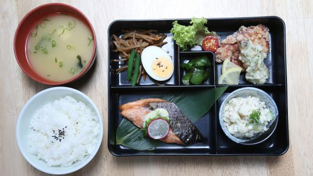 
Người Nhật chuẩn bị những bữa ăn đơn giản những đầy đủ dinh dưỡng và năng lượng và rất hiếm khi ăn vặt.
