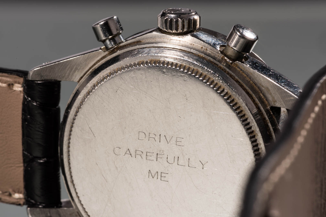 
Mặt sau của chiếc đồng hồ, vợ Paul Newman khắc dòng chữ Drive Carefully Me để ủng hộ chồng mình.
