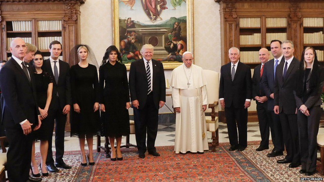 
Hope Hicks (thứ 3 từ trái sang) và gia đình Trump trong buổi gặp gỡ Giáo hoàng Pope.
