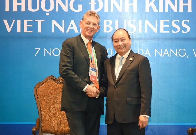  Ông Liam Mallon, Chủ tịch ExxonMobil và Thủ tướng Nguyễn Xuân Phúc tại Hội nghị Vietnam Business Summit. 