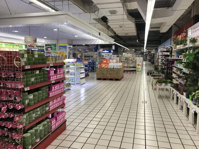 
Một siêu thị Lotte tại quận Chongwenmen, Bắc Kinh vắng người mua sắm. Ảnh: Forbes.
